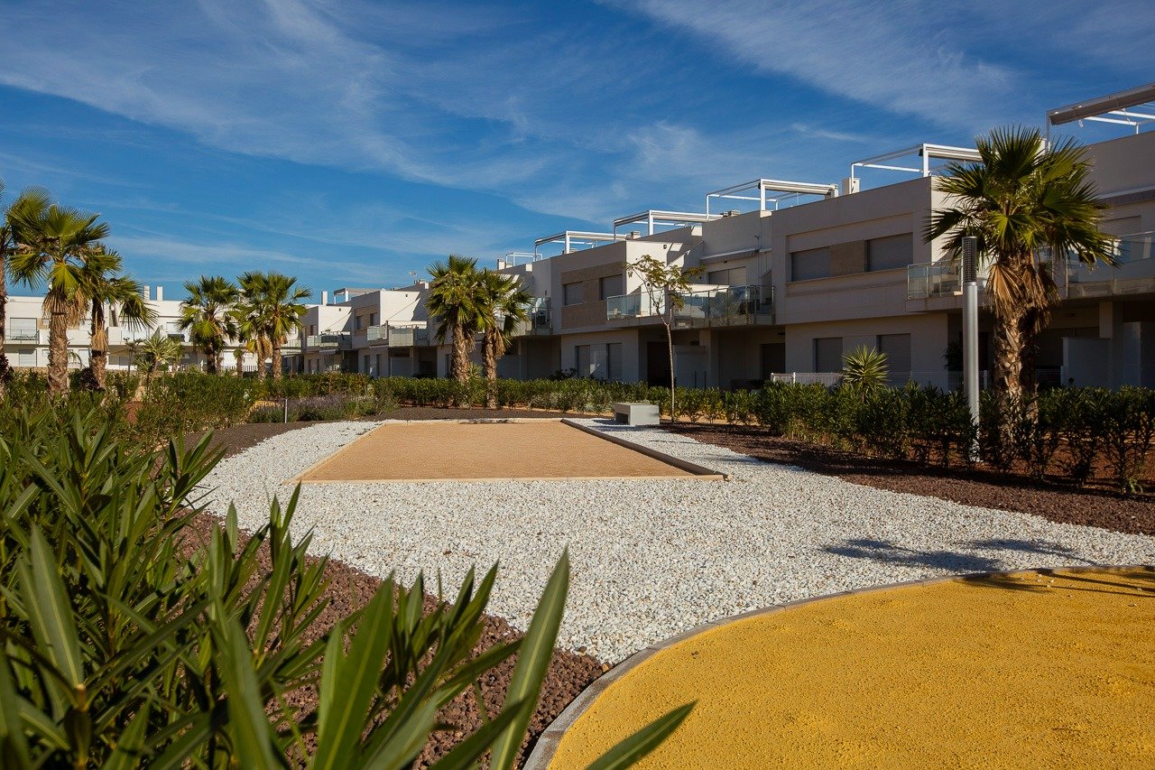 Modern top floor 2-bedroom apartment with private solarium and landscaped surroundings in Vistabella Golf, Orihuela.