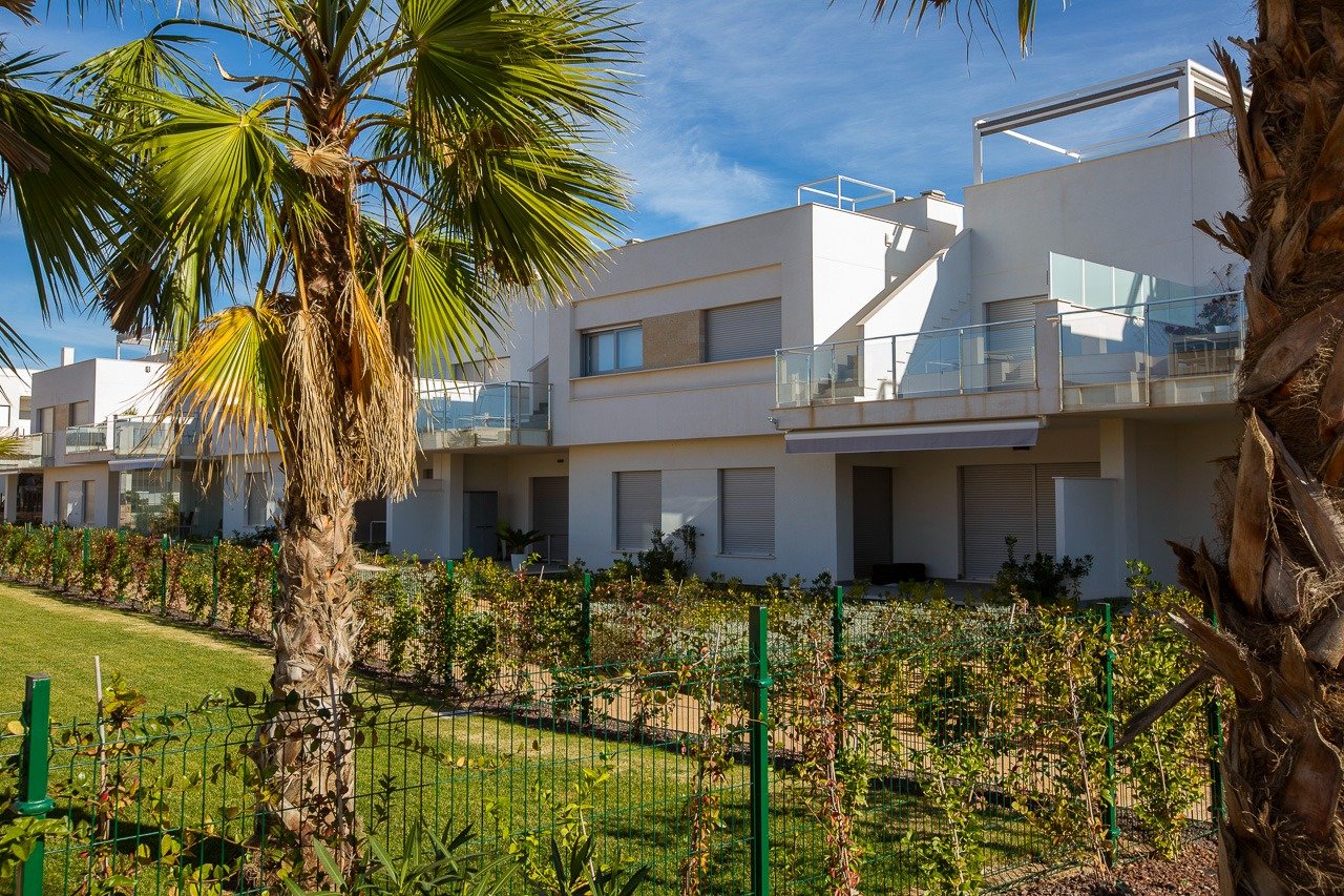 Modern top floor 2-bedroom apartment with lush landscaped gardens and private solarium in Vistabella Golf, Orihuela