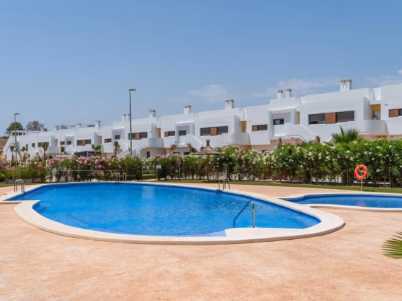 Soldränkt modernt radhus med 2 sovrum, välskött pool och anlagd trädgård i Vistabella Golf, Orihuela.