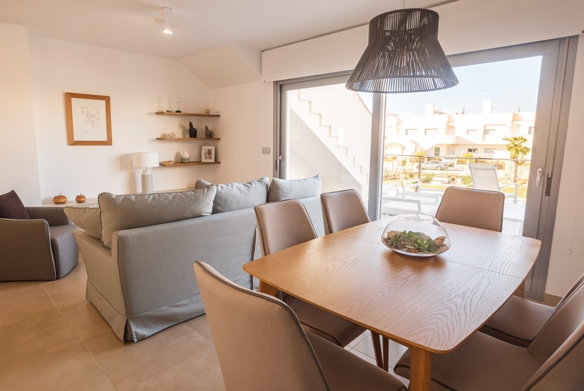 Bright and airy open-plan living and dining area in a modern 2-bedroom top floor apartment with solarium in Vistabella Golf, Orihuela