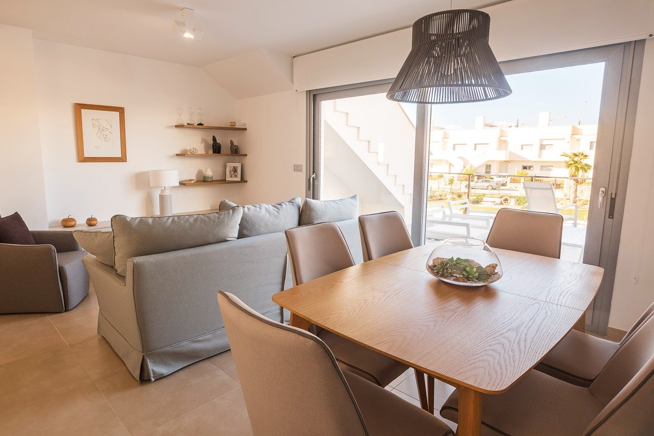 Bright and airy open-plan living and dining area in a modern 2-bedroom top floor apartment with solarium in Vistabella Golf, Orihuela