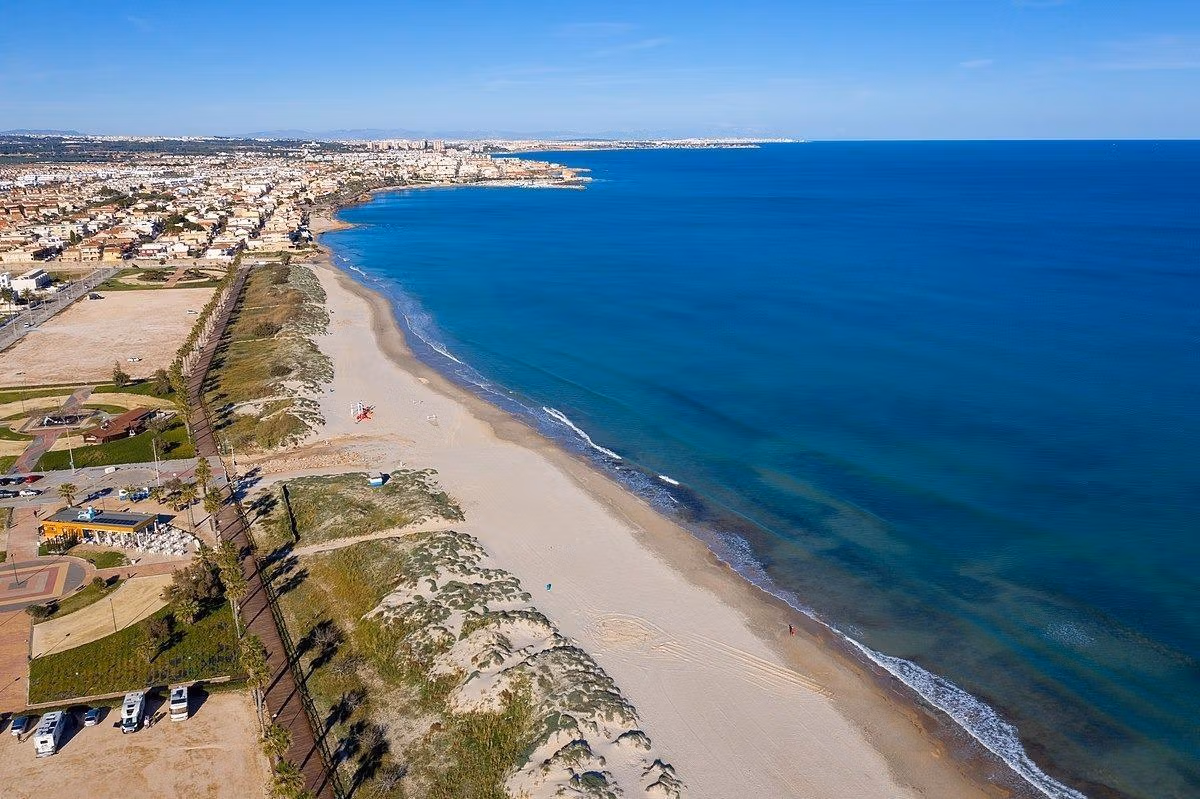 NEW-BUILD-SEMI-DETACHED-VILLAS-IN-PILAR-DE-LA-HORADADA-10 Panoramic sun-drenched coastline with pristine beach near luxury new build 3-bedroom corner semi-detached villa in Pilar de la Horadada