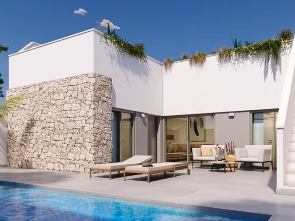 Zonnige moderne geschakelde villa met 2 slaapkamers in Pilar de la Horadada, elegante stenen buitenzijde, privézwembad, terraszitplaats en toegang tot het solarium.