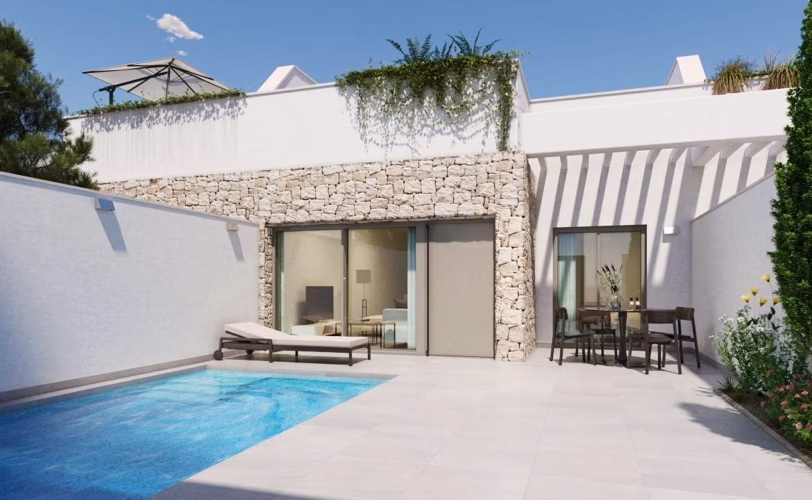 Moderne Eckdoppelhaushälfte in Pilar de la Horadada mit Privatpool, sonniger Terrasse, Fassade mit Steinakzenten und üppigem Grün.