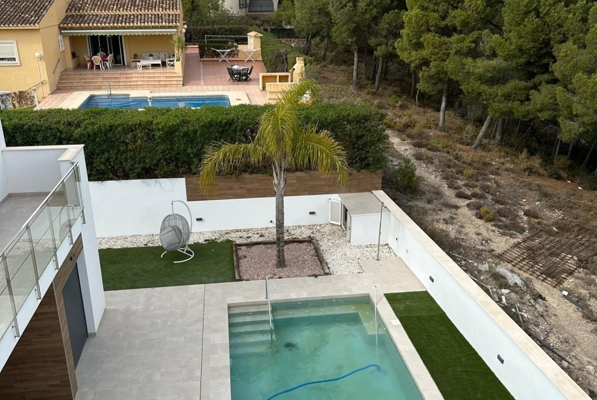 Modern 3-bedroom villa with sleek private pool, spacious terrace, and scenic mountain views in La Nucía, Costa Blanca.