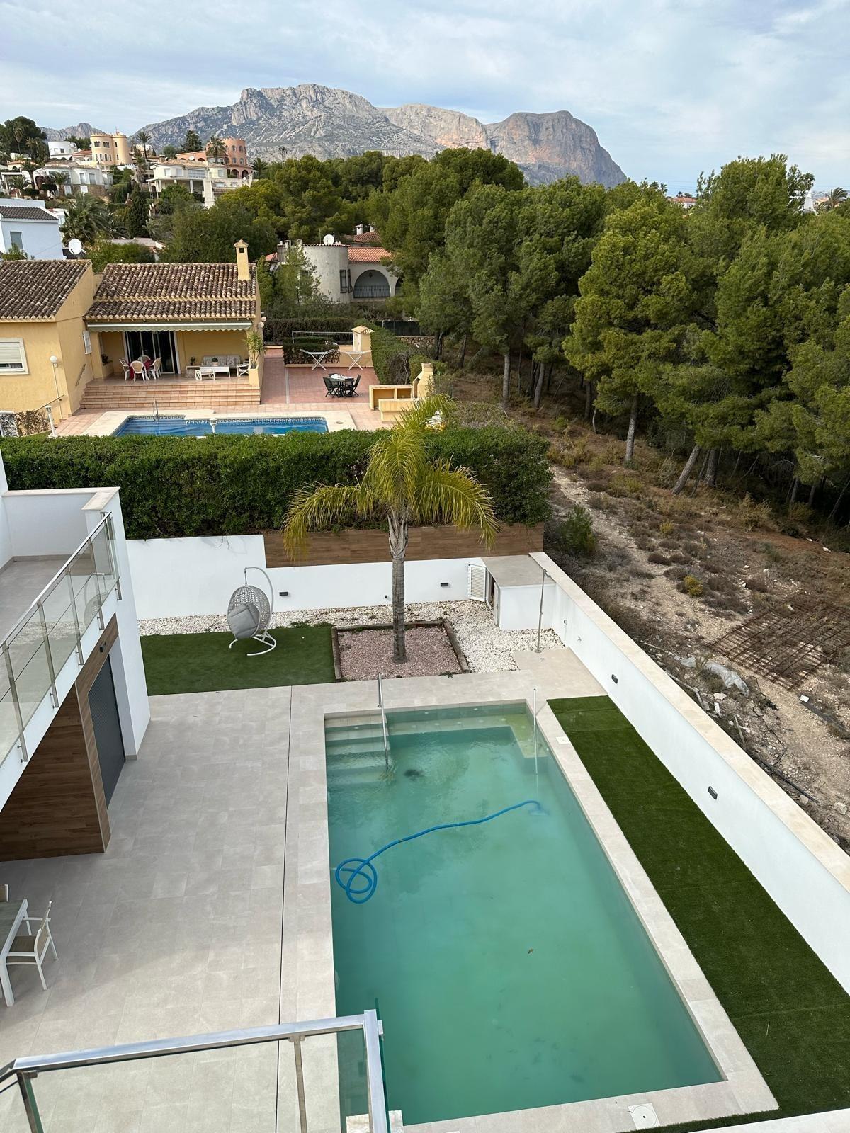 Modern 3-bedroom villa with sleek private pool, spacious terrace, and scenic mountain views in La Nucía, Costa Blanca.