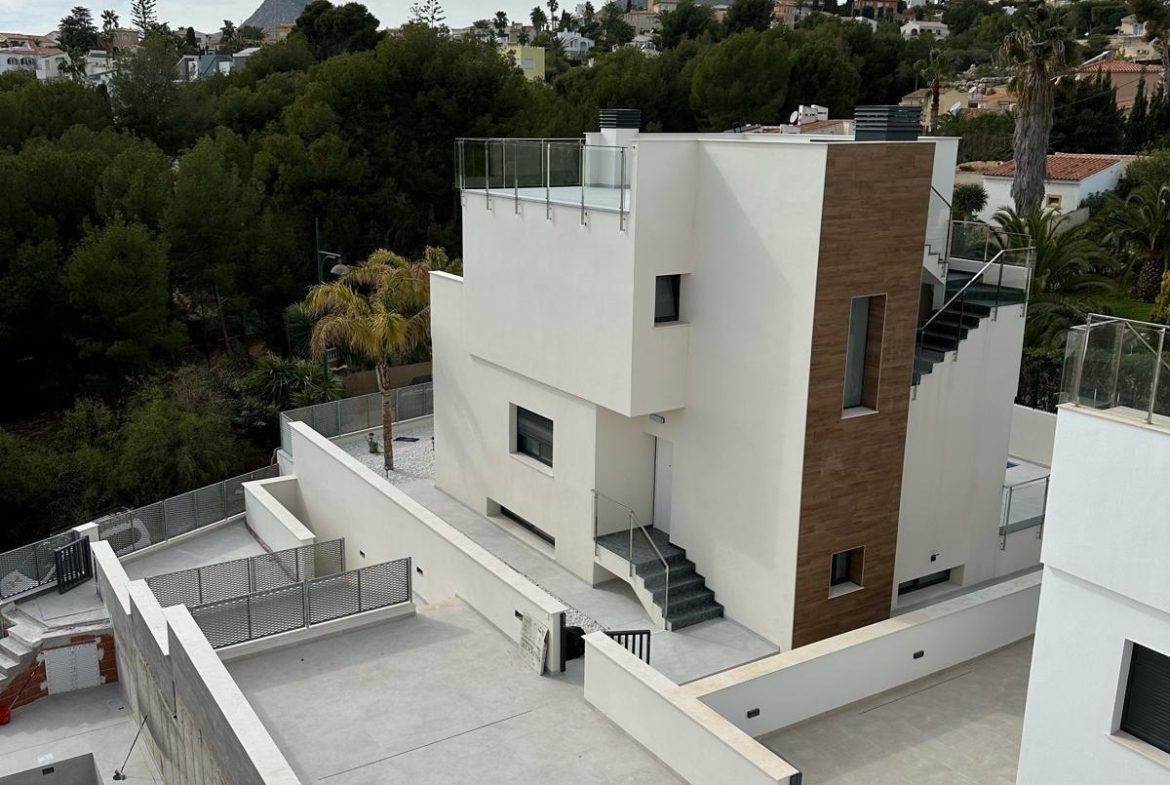 Sleek modern 3-bedroom villa exterior in La Nucia with clean lines, rooftop terrace, and mountain views on Costa Blanca.