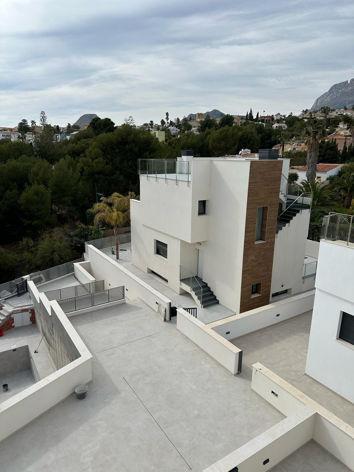 Sleek modern 3-bedroom villa exterior in La Nucia with clean lines, rooftop terrace, and mountain views on Costa Blanca.