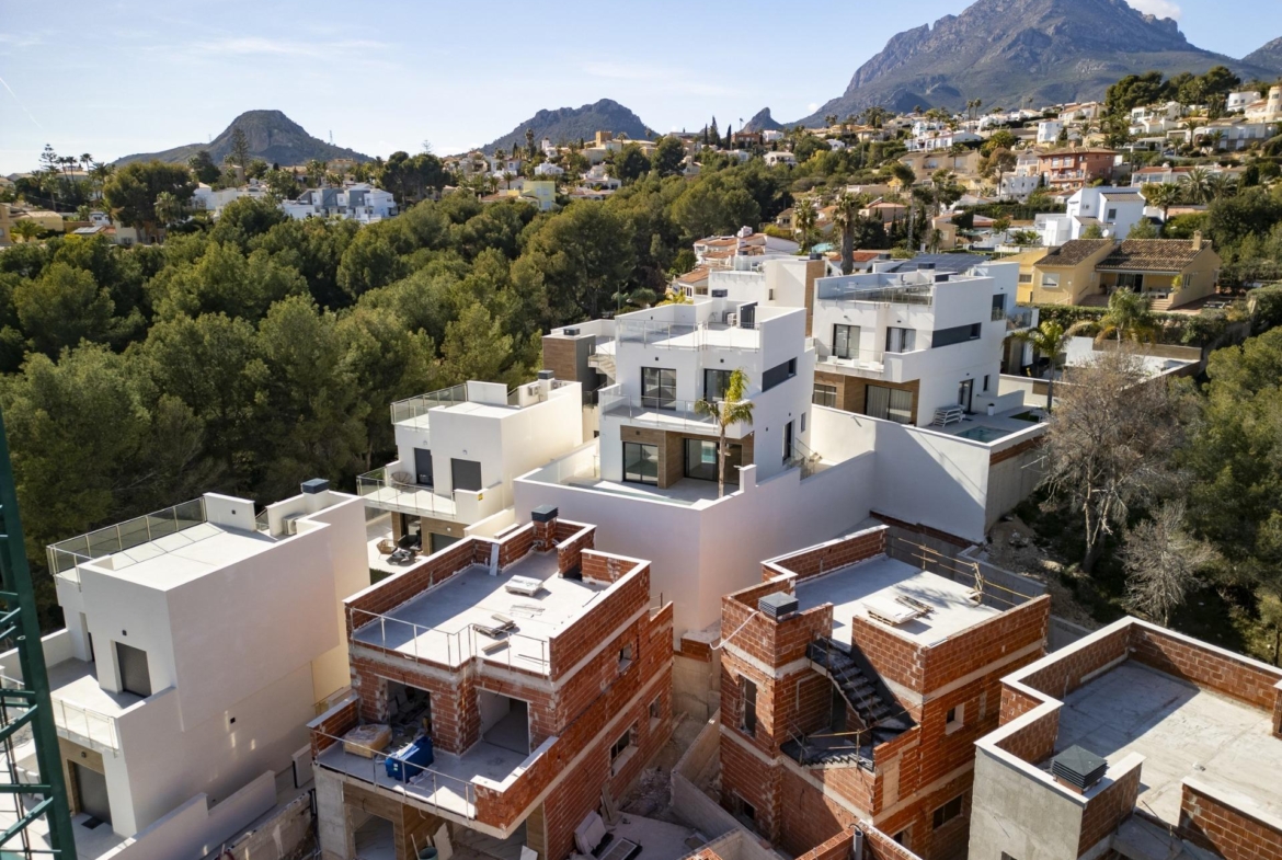 Modern new build 3-bedroom villa under construction in La Nucia, Costa Blanca, set against a scenic mountain backdrop.