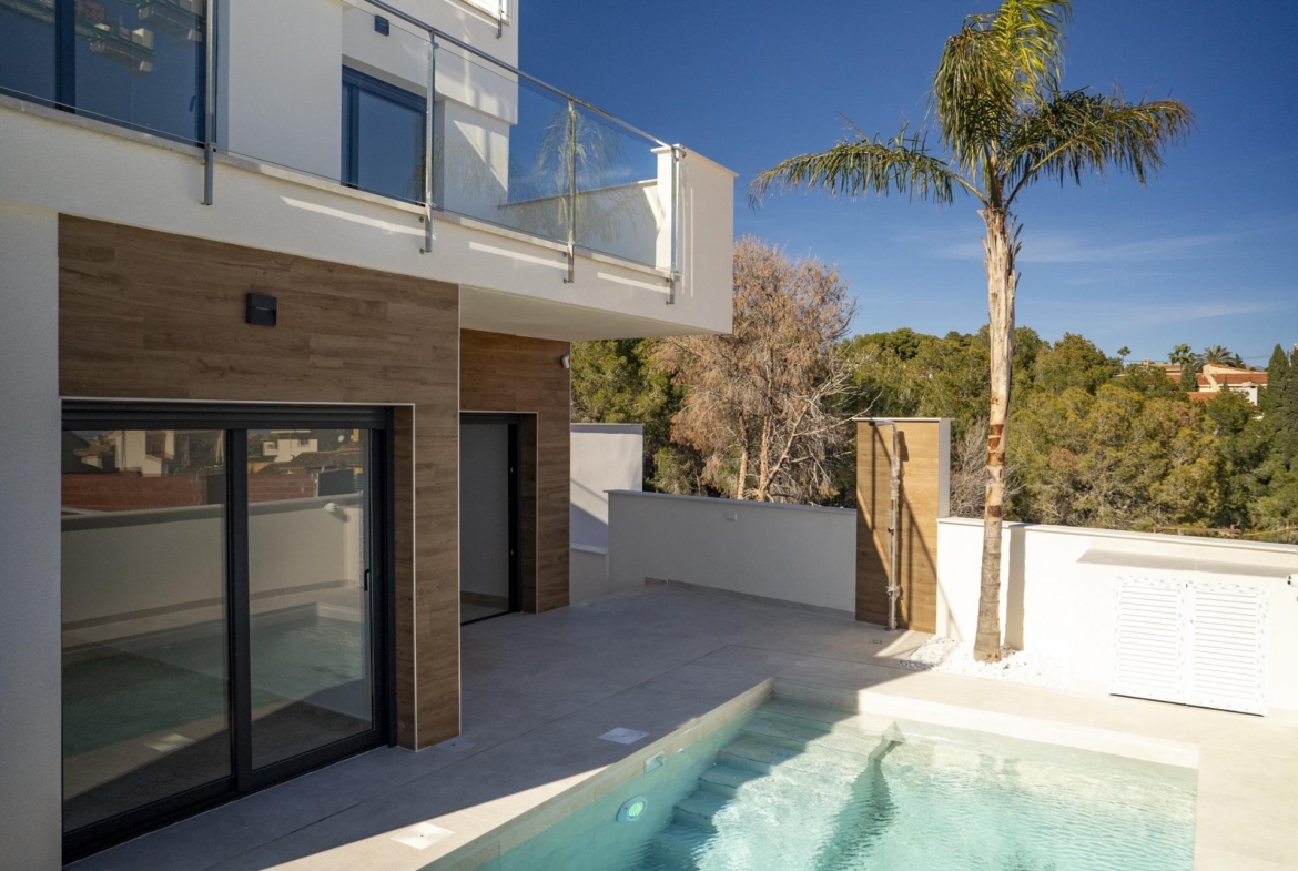 Modern 3-bedroom villa in La Nucia with a sleek private pool, sunlit terrace, and minimalist architectural details.