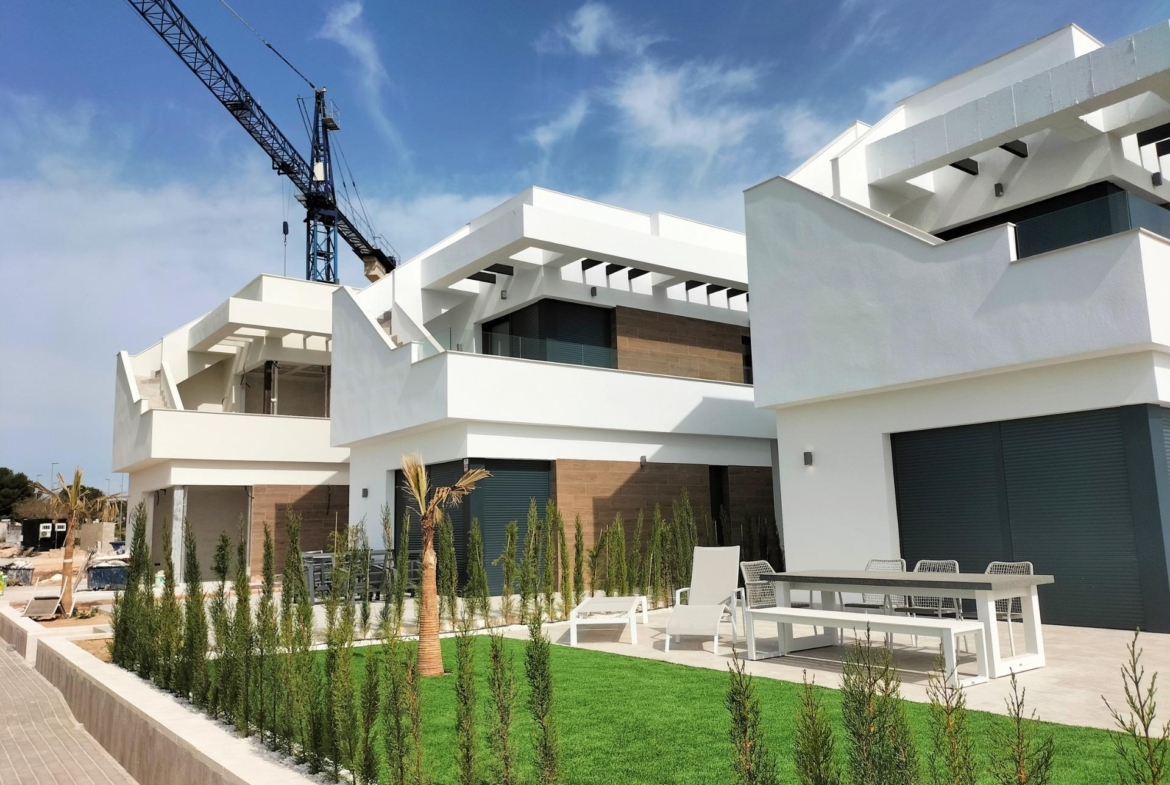 NEW-BUILD-VILLAS-IN-PILAR-DE-LA-HORADADA-ON-THE-GOLF-COURSE-12 Modern spacious new build villas with sunlit terraces and landscaped gardens in Pilar de la Horadada on the golf course