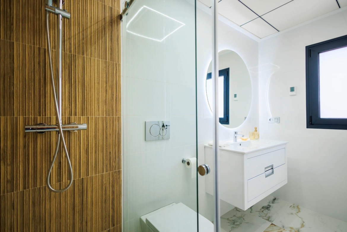 NEW-BUILD-VILLAS-IN-PILAR-DE-LA-HORADADA-ON-THE-GOLF-COURSE-21 Modern, bright bathroom with sleek fixtures and marble flooring in new build villas in Pilar de la Horadada on the golf course