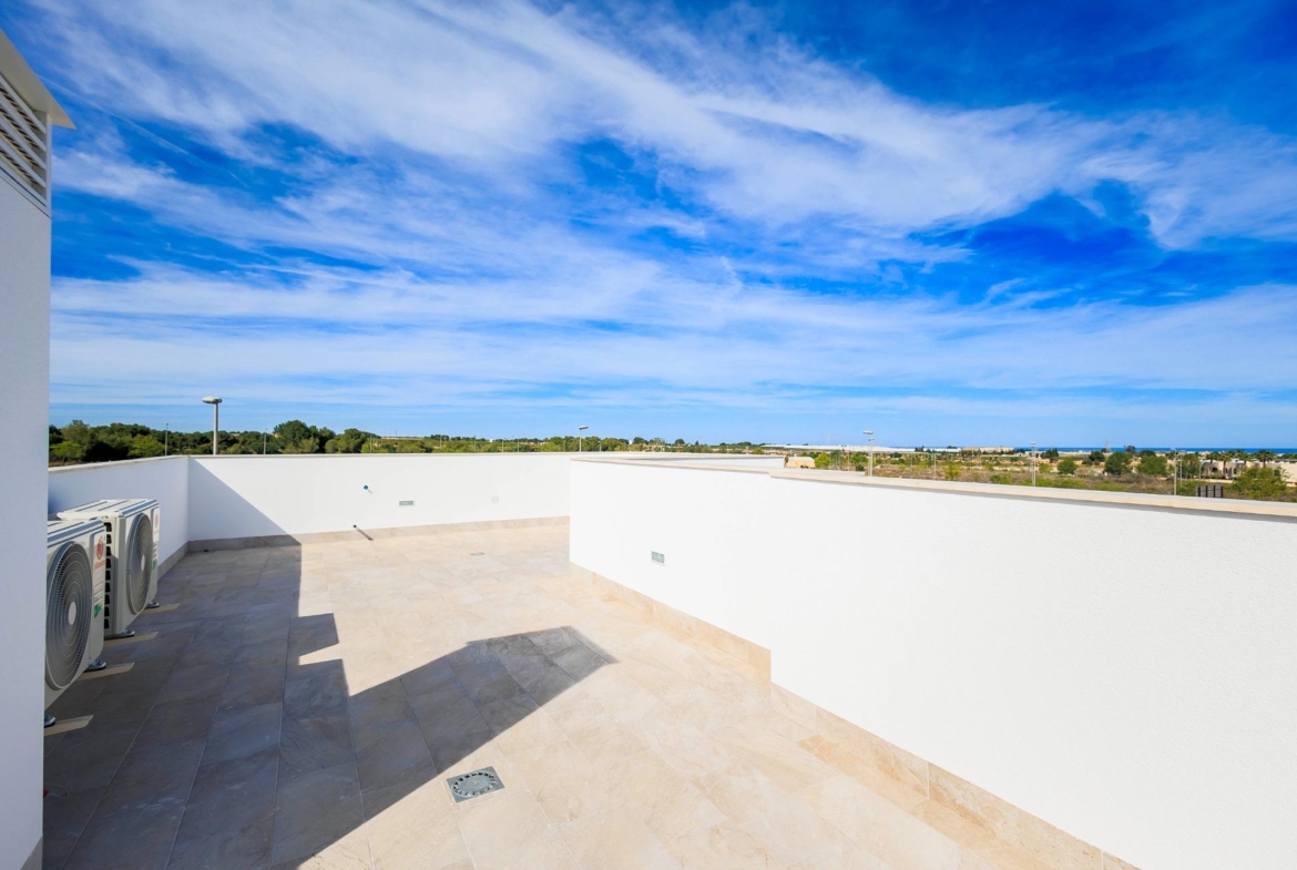 NEW-BUILD-VILLAS-IN-PILAR-DE-LA-HORADADA-ON-THE-GOLF-COURSE-30 Sun-drenched spacious terrace with panoramic golf course views, part of new build villas in Pilar de la Horadada