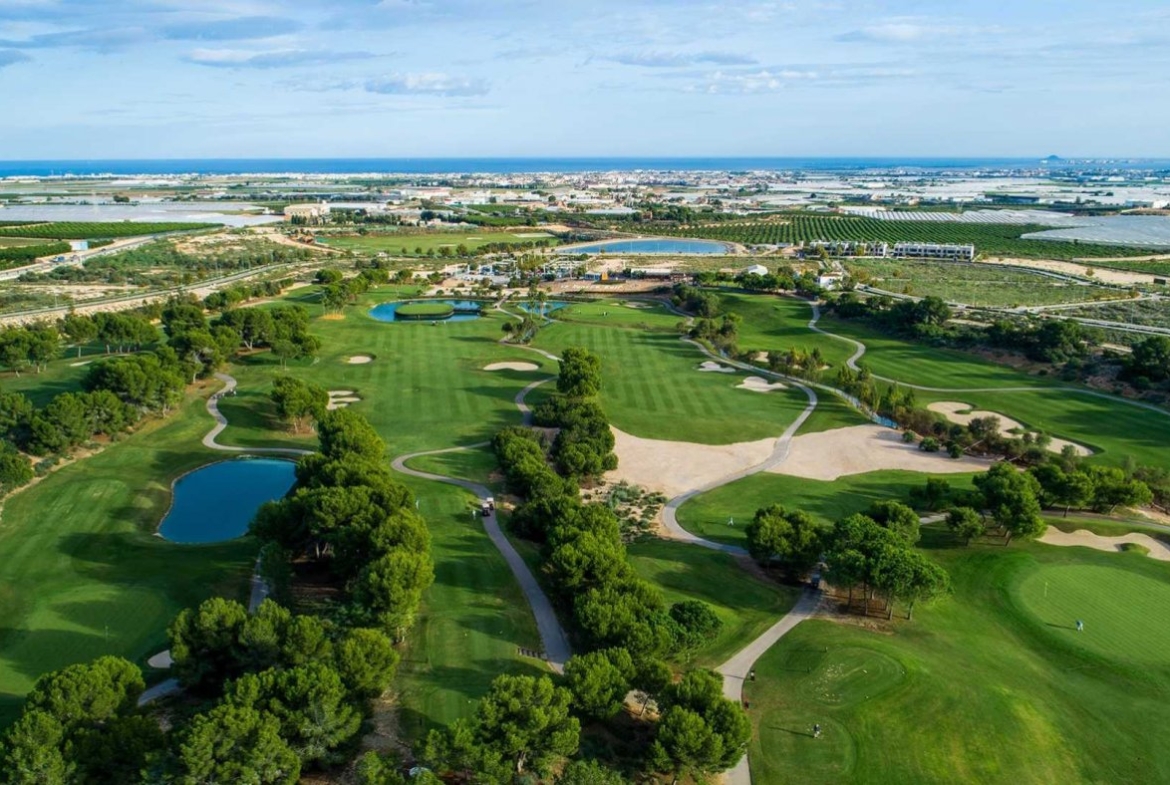 NEW-BUILD-VILLAS-IN-PILAR-DE-LA-HORADADA-ON-THE-GOLF-COURSE-48 Panoramic view of the lush, manicured golf course in Pilar de la Horadada, perfect backdrop for new build luxury villas