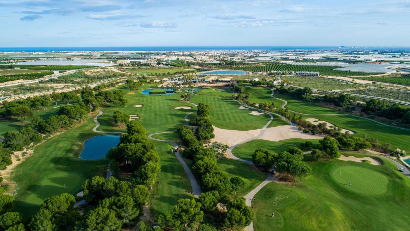 NEW-BUILD-VILLAS-IN-PILAR-DE-LA-HORADADA-ON-THE-GOLF-COURSE-48 Panoramic view of the lush, manicured golf course in Pilar de la Horadada, perfect backdrop for new build luxury villas