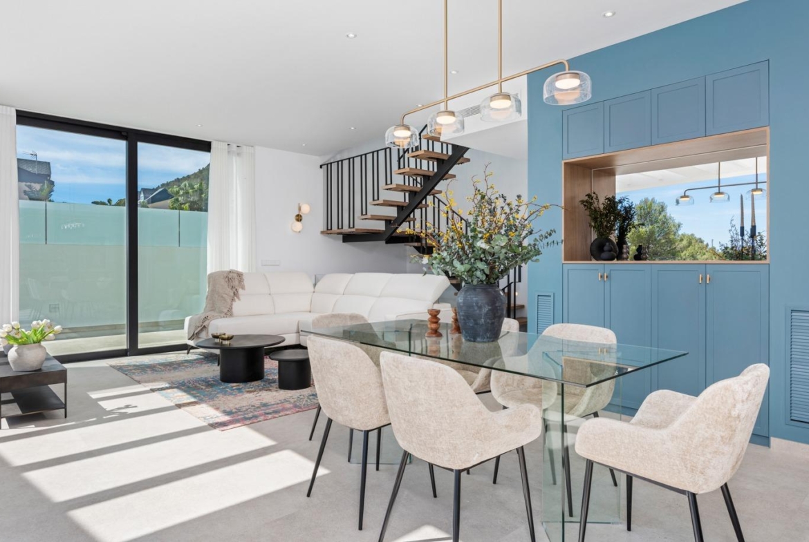 Bright and modern open-plan living and dining area with floor-to-ceiling windows in a 3-bedroom villa in Polop, Costa Blanca.