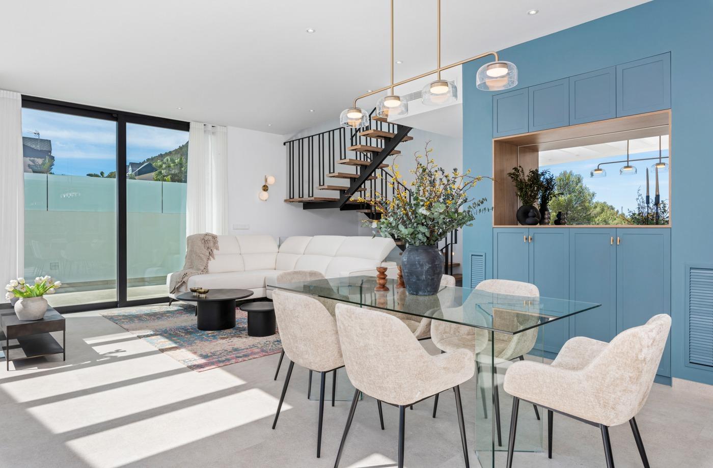 Bright and modern open-plan living and dining area with floor-to-ceiling windows in a 3-bedroom villa in Polop, Costa Blanca.