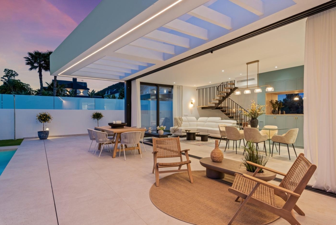 Spacious open-plan living and dining area flowing to a sleek terrace of a modern 3-bedroom villa in Polop, Costa Blanca.