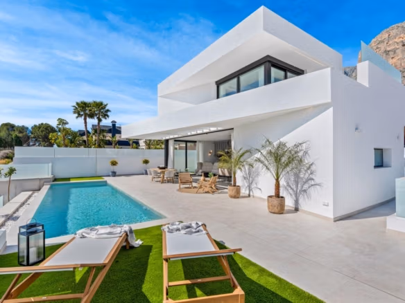 Moderna villa de 3 dormitorios con piscina privada, terraza bañada por el sol y vistas a la montaña en Polop, Costa Blanca.