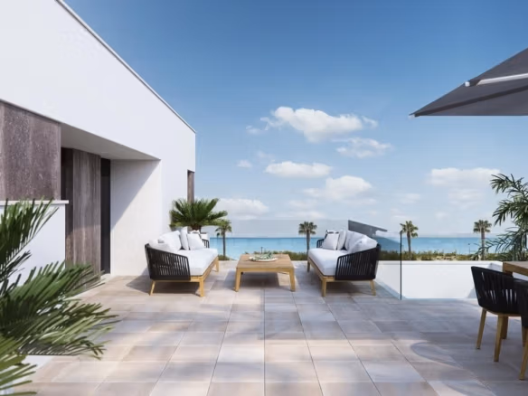 Ruim, zonovergoten terras van een strakke luxe villa in Torre de la Horadada met modern buitenmeubilair en panoramisch zeezicht...