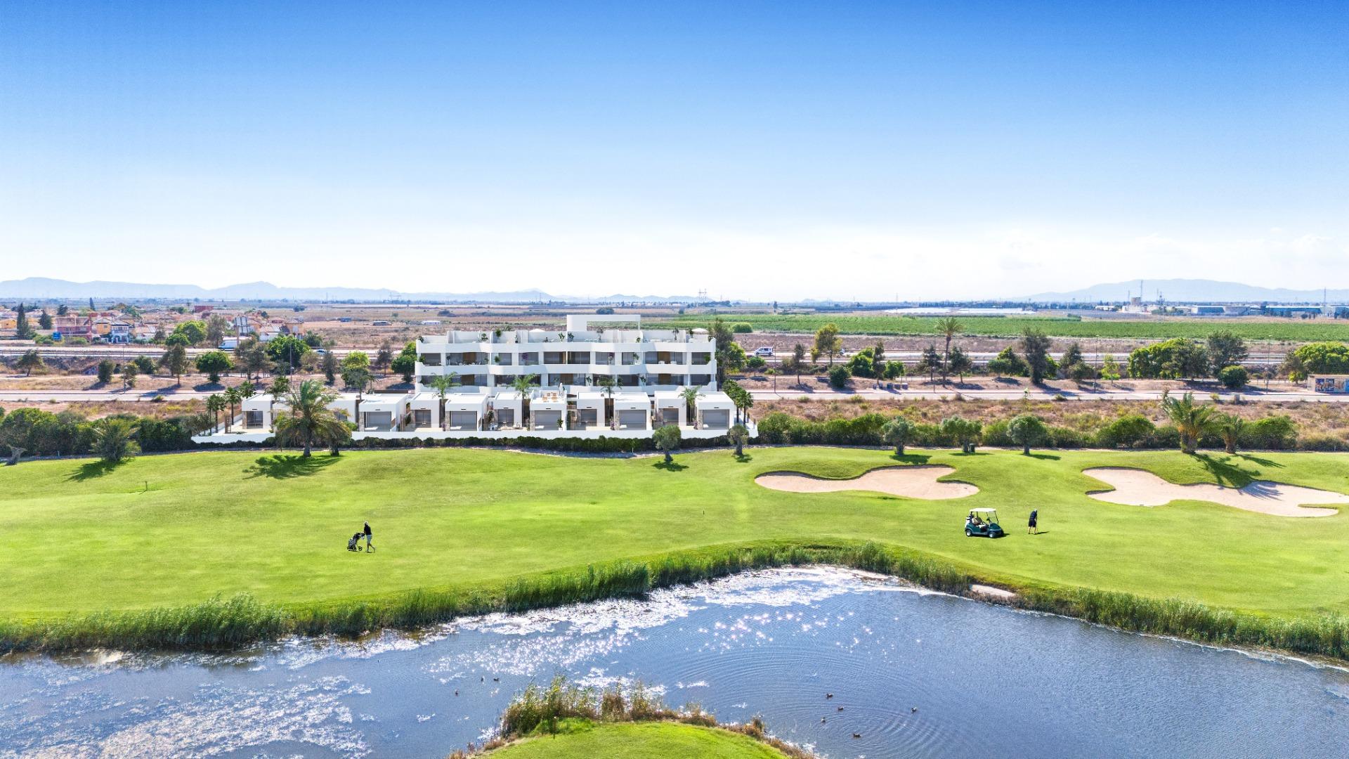 Moderno apartamento de obra nueva en planta baja con 2 dormitorios y jardín en primera línea de Serena Golf en Los Alcázares