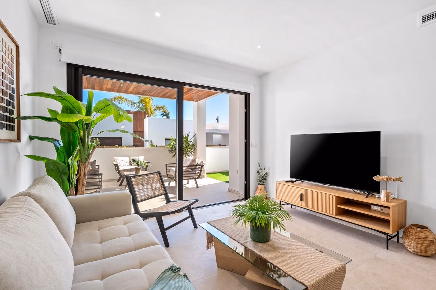 Modernes Neubau-Erdgeschossapartment mit 2 Schlafzimmern und Garten in erster Linie zu Serena Golf in Los Alcazares