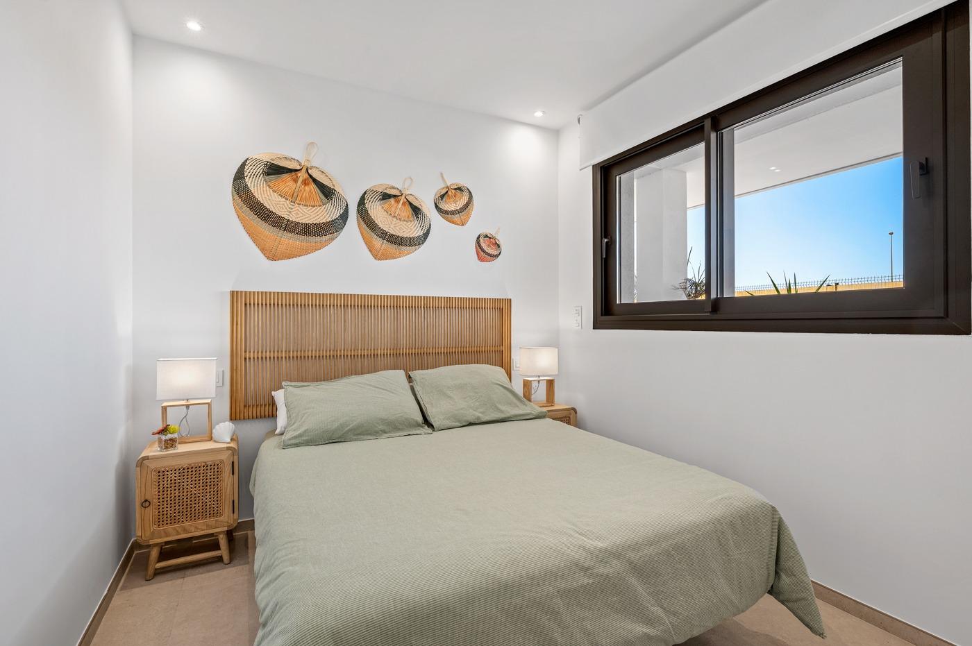 Moderno apartamento de obra nueva en planta baja con 2 dormitorios y jardín en primera línea de Serena Golf en Los Alcázares