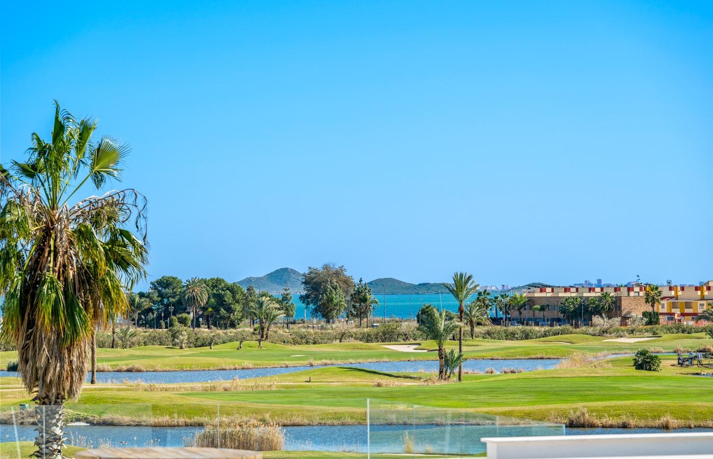 Moderno apartamento de obra nueva en planta baja con 2 dormitorios y jardín en primera línea de Serena Golf en Los Alcázares