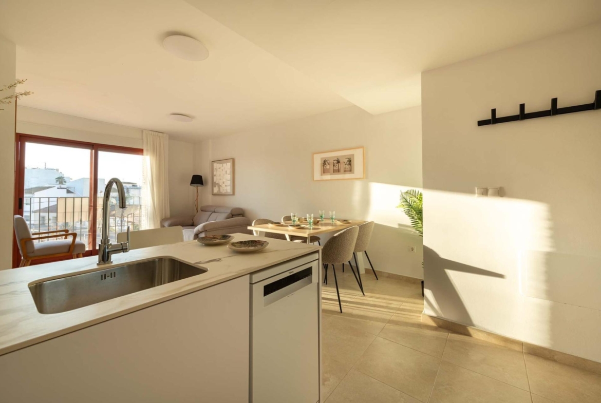 Bright, modern new build studio apartment interior with open-plan kitchen and dining area in Avileses, Murcia.