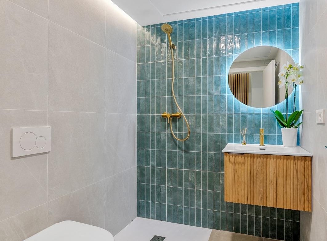 Modern ground floor bathroom with sleek walk-in shower and elegant fixtures in affordable 3-bedroom apartment, Jacarilla.