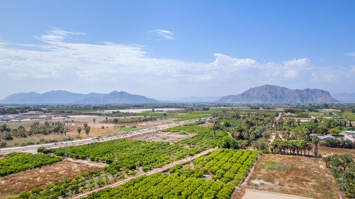 Panoramic open views over lush farmland and distant mountains from a modern new build 3-bedroom apartment in Jacarilla.