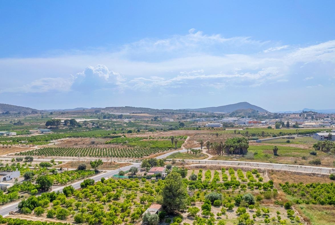 Expansive sunlit panoramic open views from a modern new build 3 bedroom apartment overlooking Jacarilla’s lush countryside.