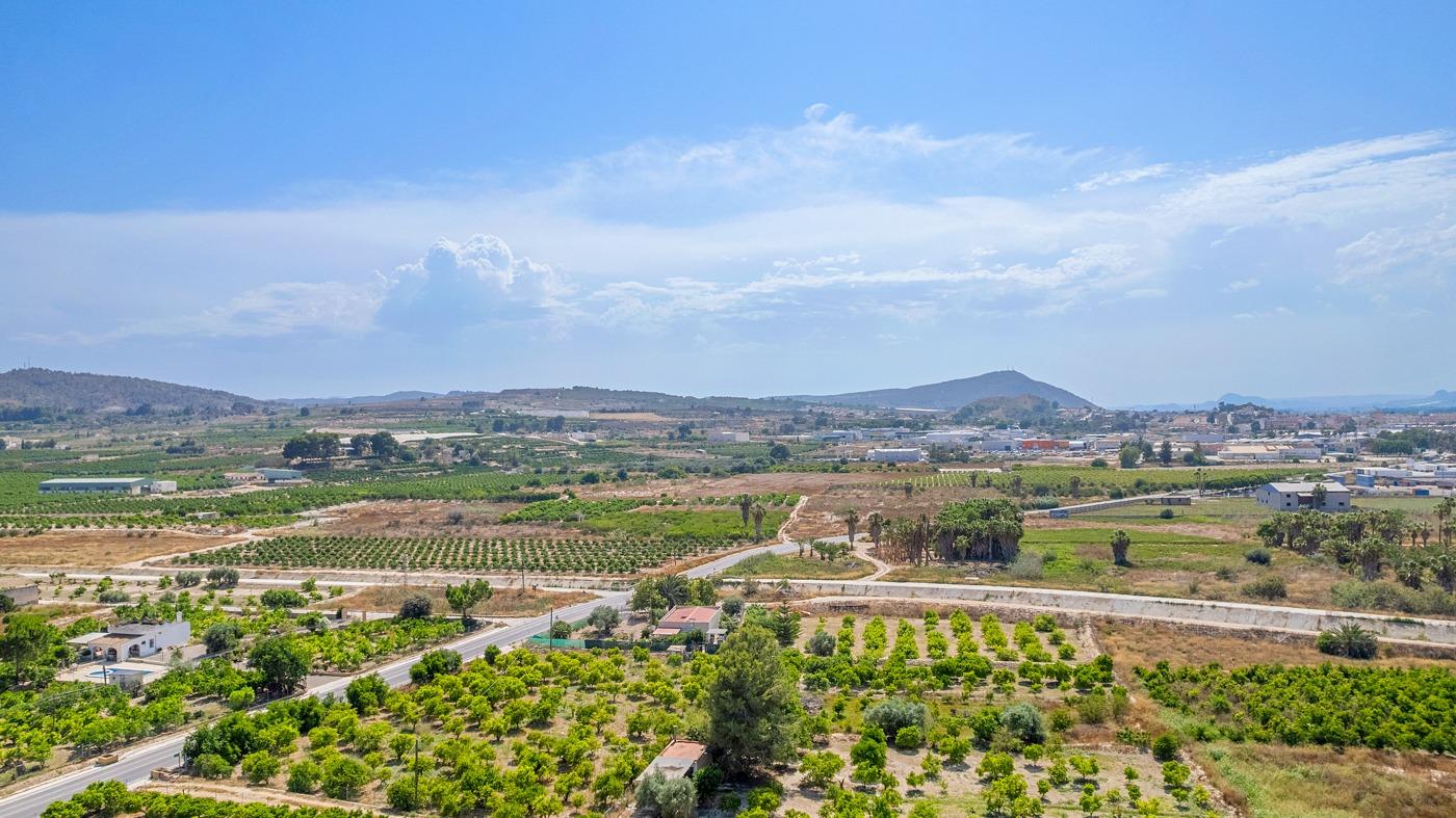 Expansive sunlit panoramic open views from a modern new build 3 bedroom apartment overlooking Jacarilla’s lush countryside.