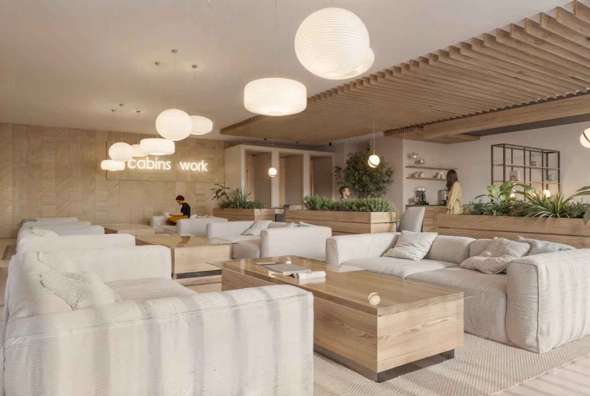 Bright, modern lounge area with plush seating and wooden accents in a contemporary 3-bedroom apartment in La Nucía, Alicante.