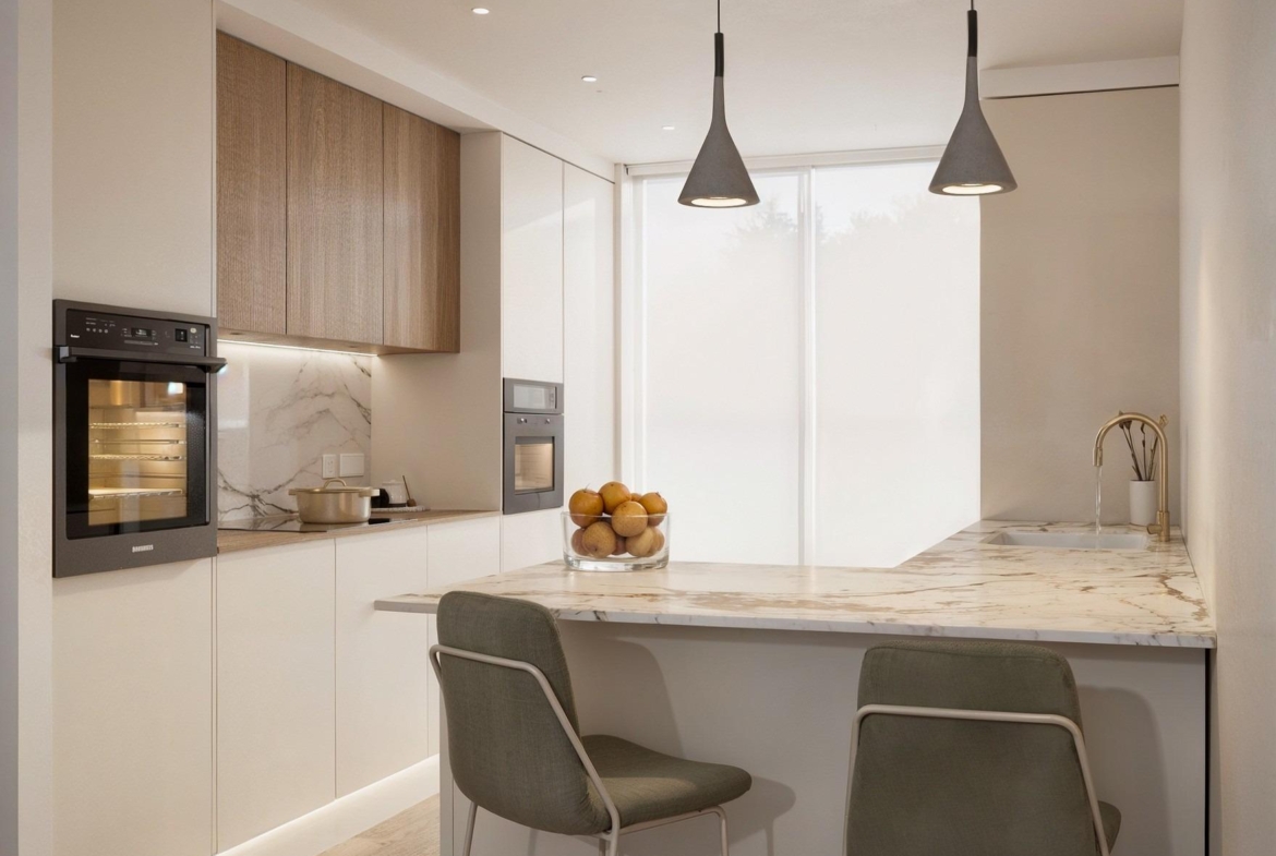 Modern, elegant kitchen with marble countertops and integrated appliances in a 3-bedroom apartment in La Nucía, Alicante.