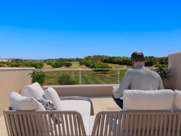 Soleada terraza solárium privada con vistas al cuidado campo de Lo Romero Golf desde un impresionante apartamento en planta alta de 3 dormitorios en Pilar de la Horadada