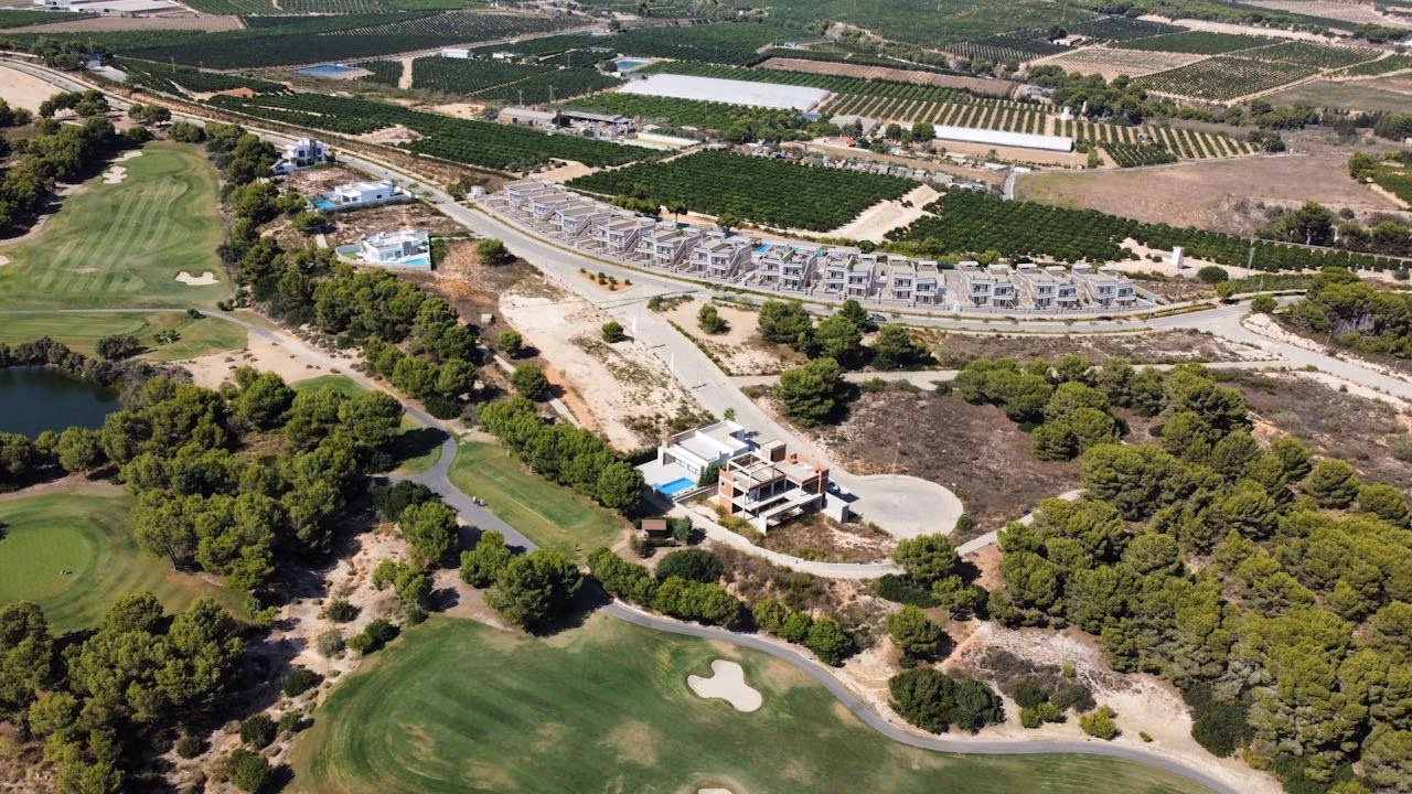 New-Build-Bungalows-in-Lo-Romero-Golf-Resort-Pilar-de-la-Horadada-7 Aerial view of modern 3-bedroom top floor apartments with solariums overlooking lush Lo Romero Golf in Pilar de la Horadada.