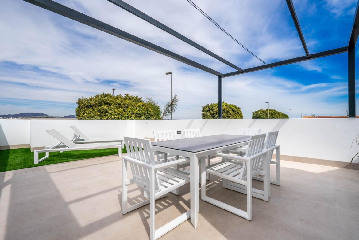 Bright, modern terrace with sleek outdoor dining and lounge chairs at Mediterranean new build single-storey villa in Roldán, Torre-Pacheco.