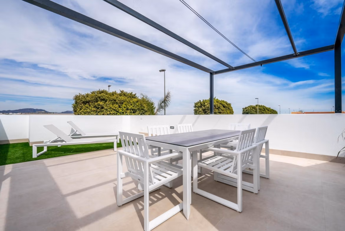 Bright, modern terrace with sleek outdoor dining and lounge chairs at Mediterranean new build single-storey villa in Roldán, Torre-Pacheco.