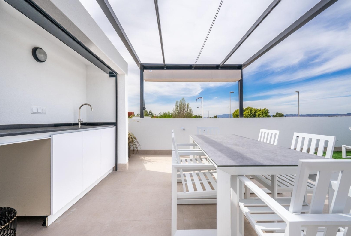Bright, modern terrace with outdoor dining and kitchenette in a Mediterranean single-storey villa in Roldán, Torre-Pacheco.