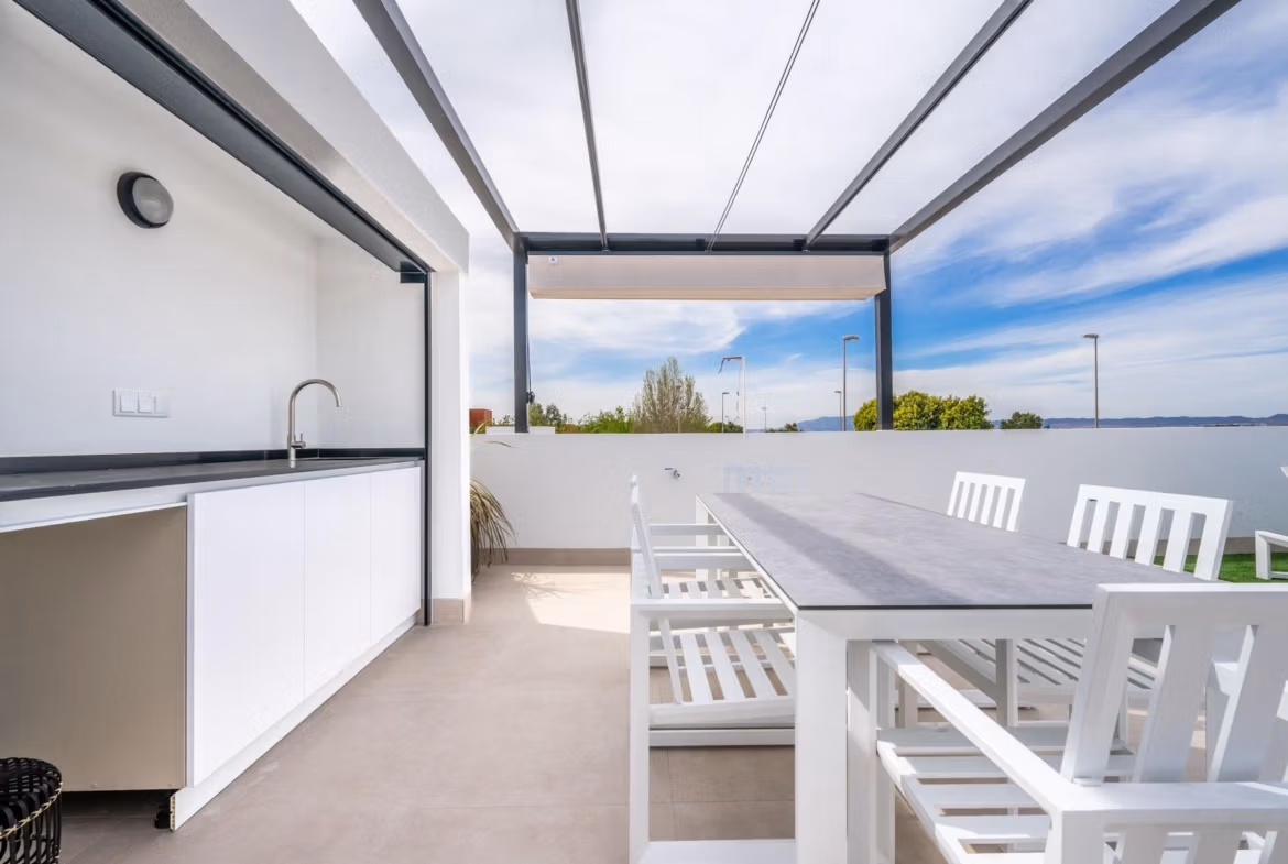 Bright, modern terrace with outdoor dining and kitchenette in a Mediterranean single-storey villa in Roldán, Torre-Pacheco.
