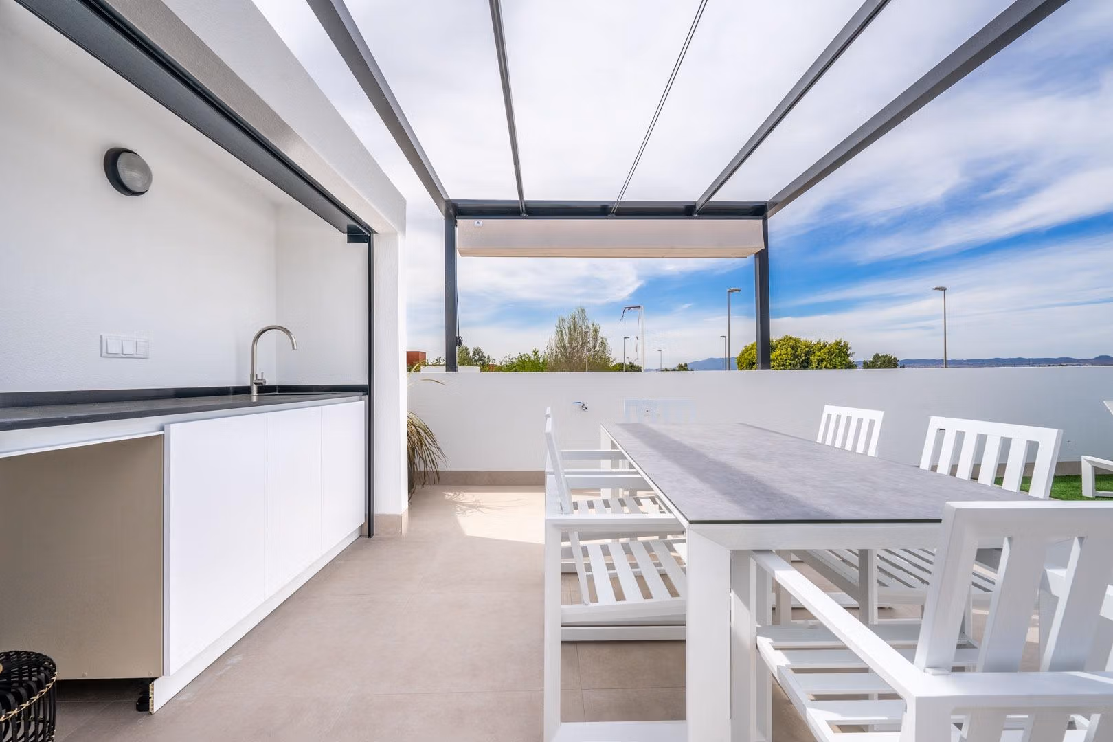 Bright, modern terrace with outdoor dining and kitchenette in a Mediterranean single-storey villa in Roldán, Torre-Pacheco.