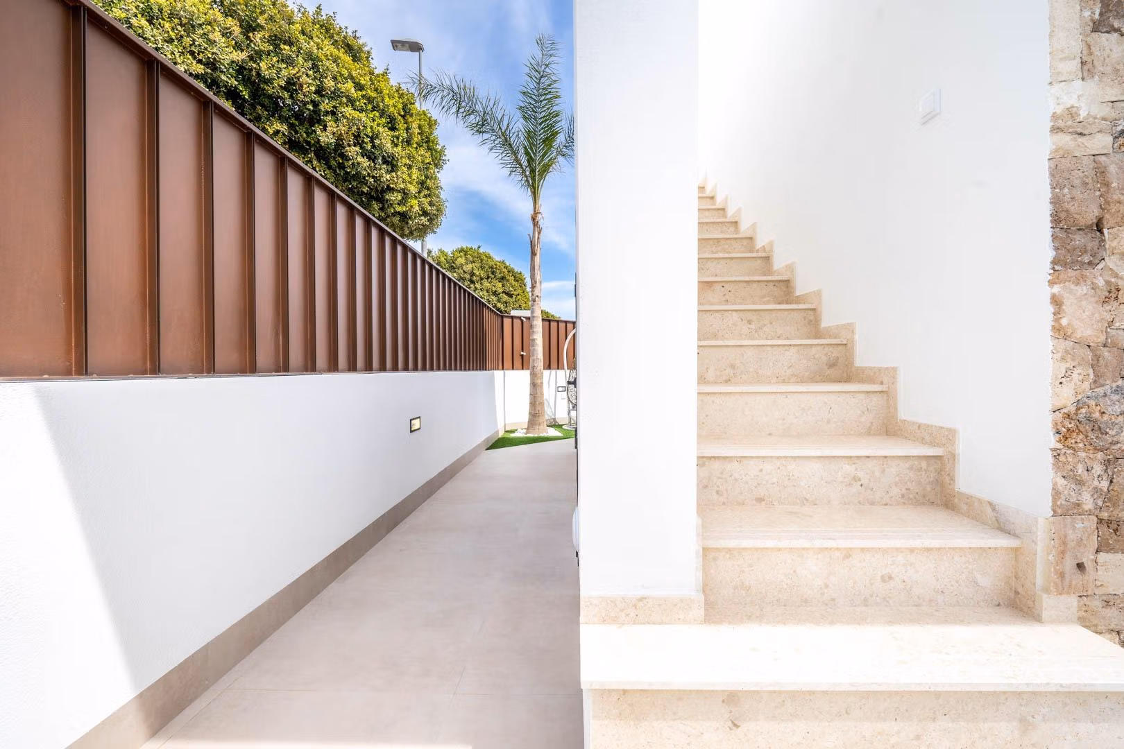 Bright, elegant stone staircase and pathway in Mediterranean single-storey villa with landscaped garden in Roldán, Torre-Pacheco.