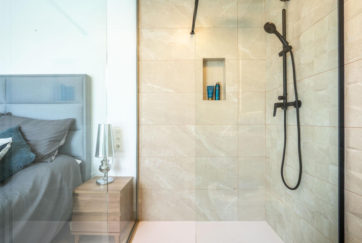 Elegant modern bathroom with sleek walk-in shower and stylish fixtures in Mediterranean new build villa, Roldán Torre-Pacheco.