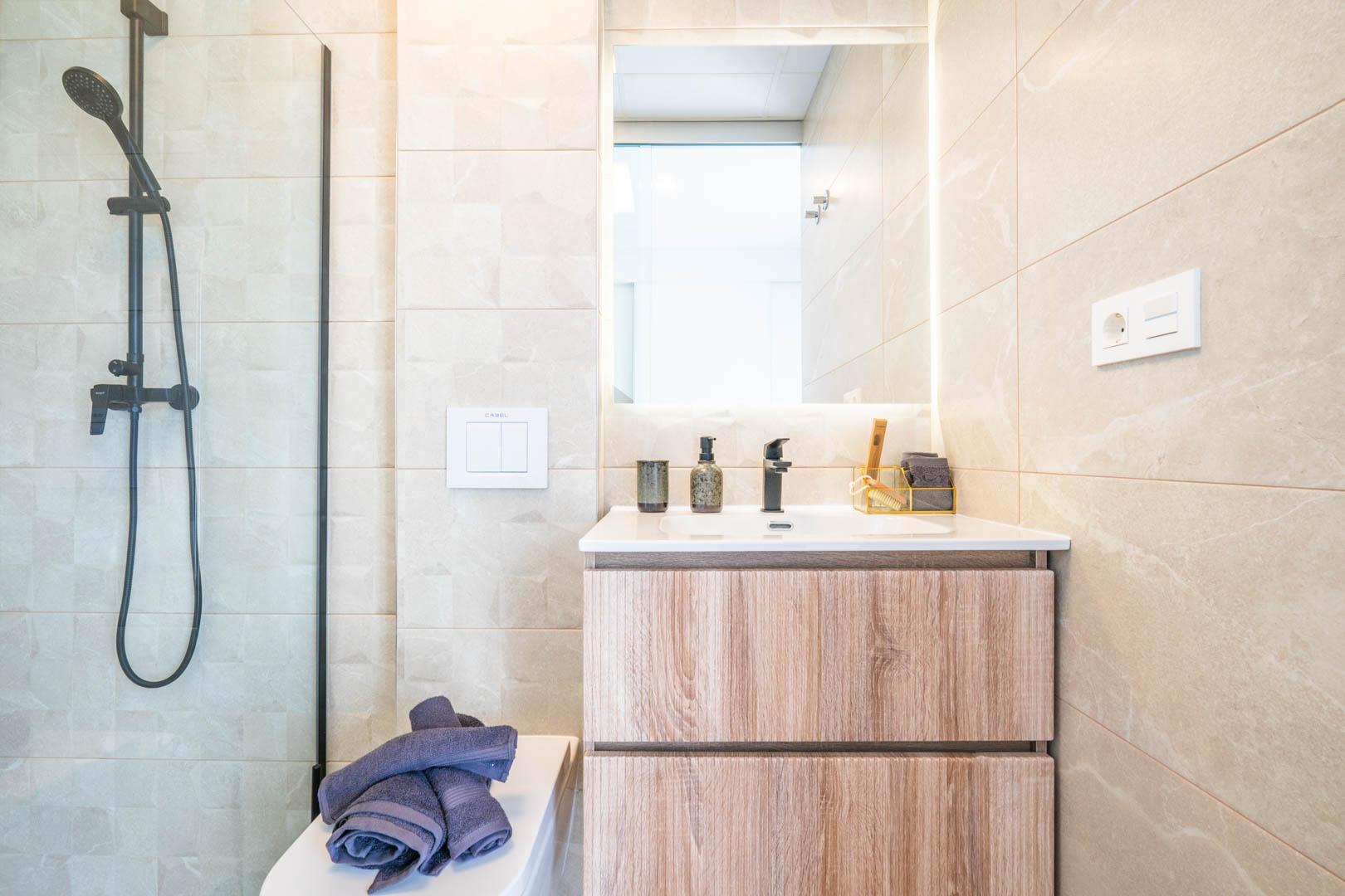 Bright, modern bathroom with sleek fixtures in Mediterranean new build single-storey villa, Roldán, Torre-Pacheco.