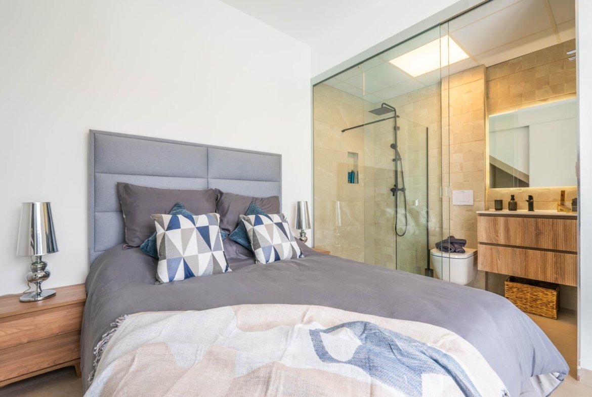 Bright, modern bedroom with ensuite bathroom in a Mediterranean new build single-storey villa in Roldán, Torre-Pacheco.