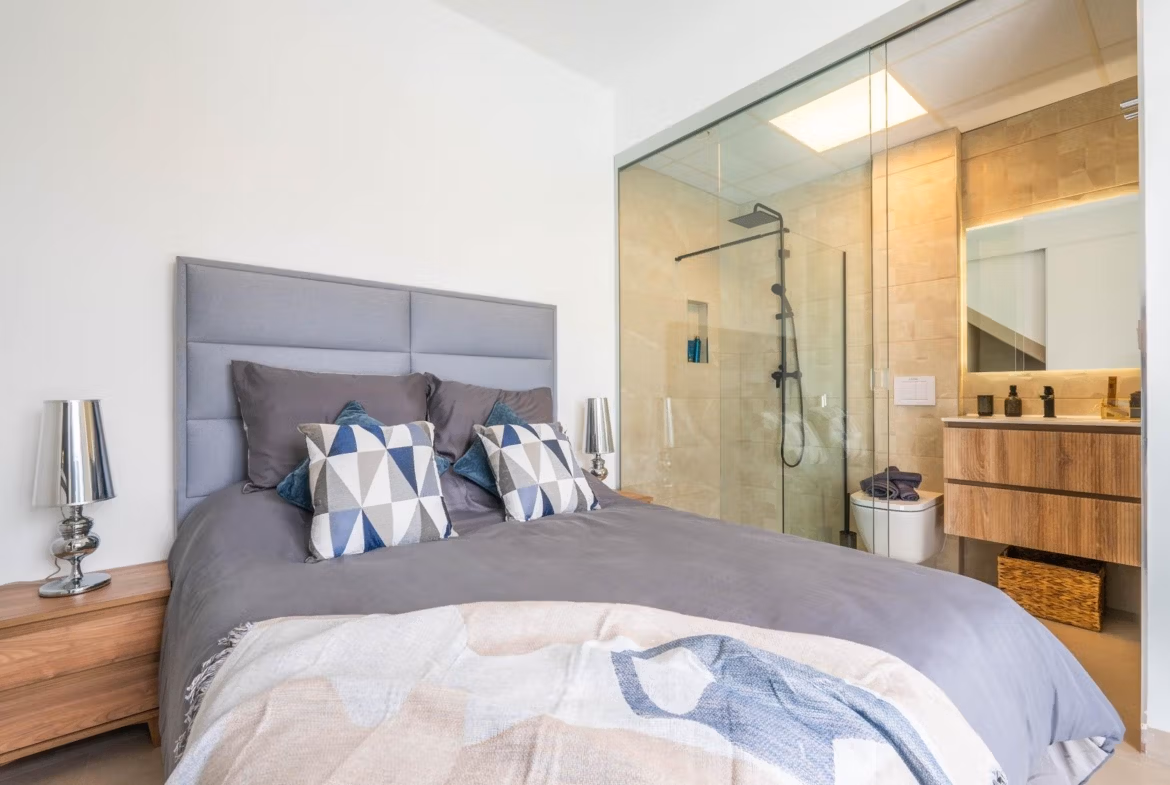 Bright, modern bedroom with ensuite bathroom in a Mediterranean new build single-storey villa in Roldán, Torre-Pacheco.