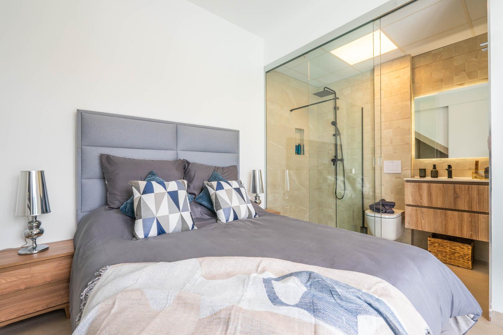 Bright, modern bedroom with ensuite bathroom in a Mediterranean new build single-storey villa in Roldán, Torre-Pacheco.