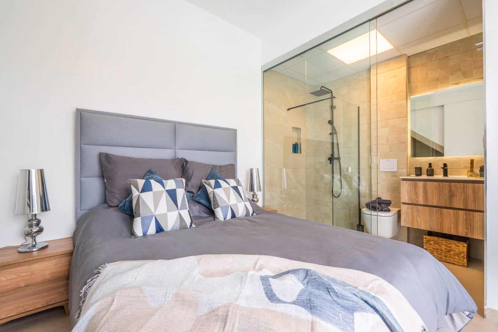 Bright, modern bedroom with ensuite bathroom in a Mediterranean new build single-storey villa in Roldán, Torre-Pacheco.