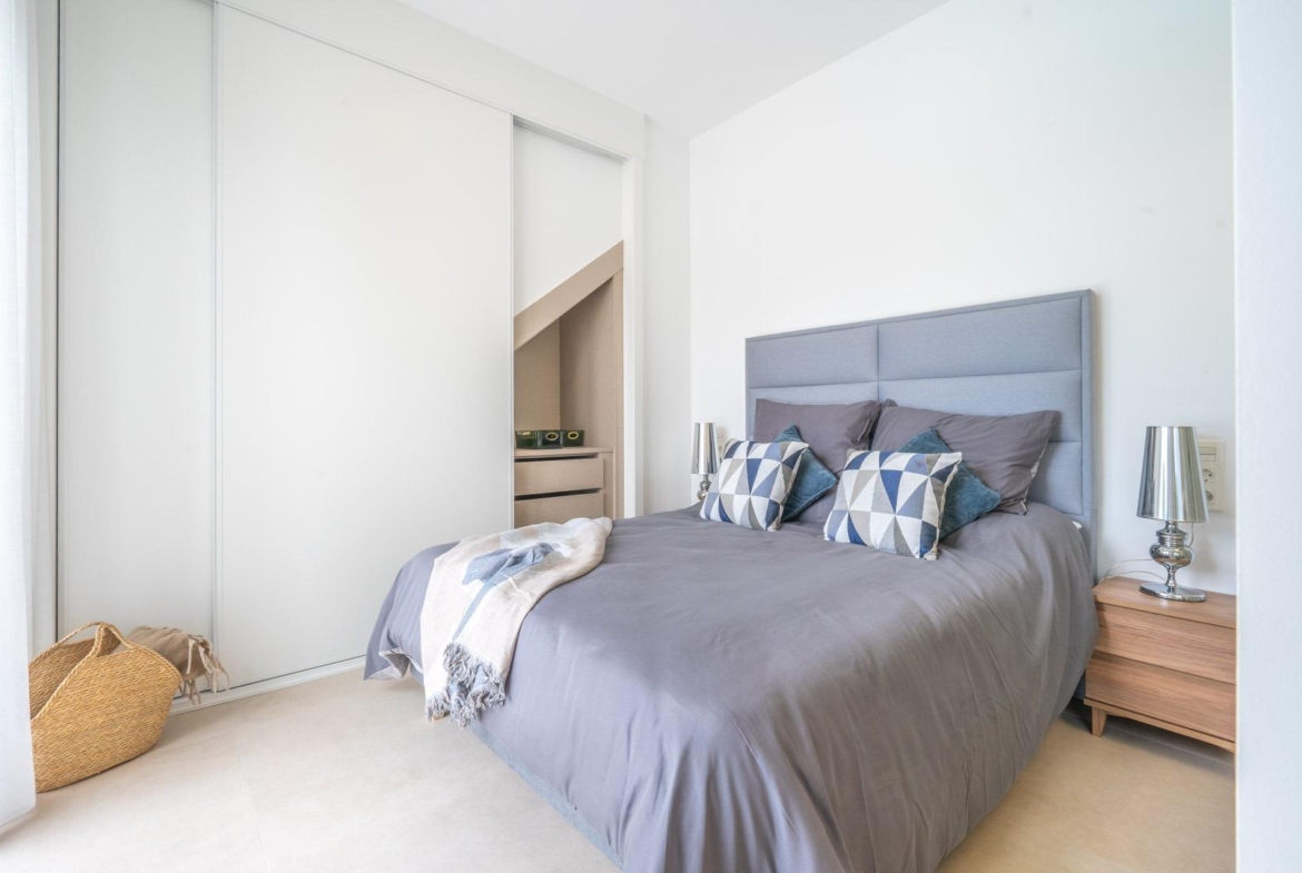 Bright, modern bedroom with elegant decor in a Mediterranean new build single-storey villa in Roldán, Torre-Pacheco.